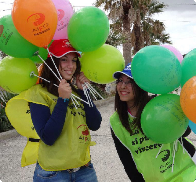 Foto di copertina sezione "eventi" con 2 ragazze volontarie aifo