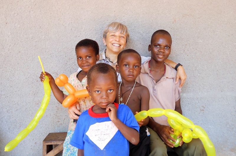 Susanna Bernoldi con quattro bambini africani