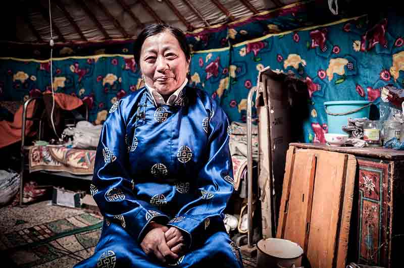 Donna in Mongolia in una capanna