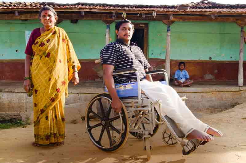 Ragazzo su sedia a rotelle in India