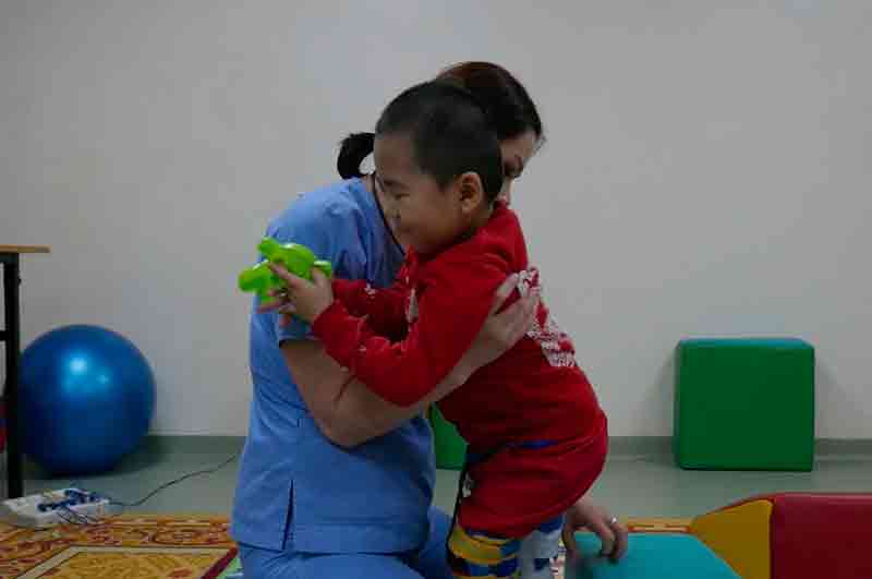 Bambino in Mongolia fa riabilitazione