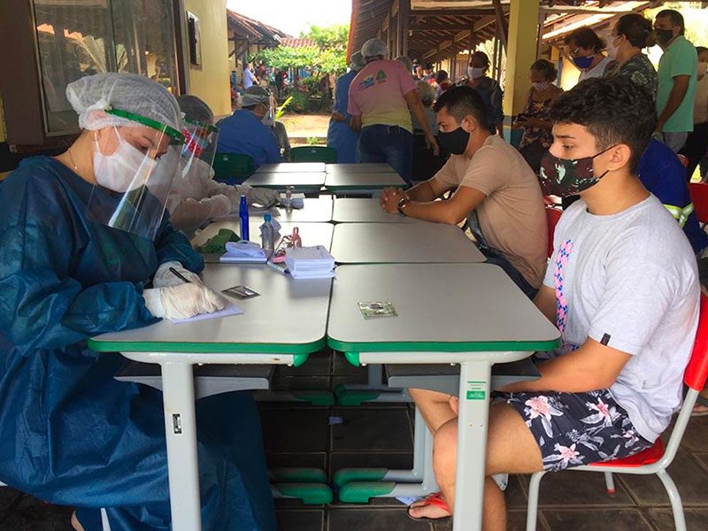 Infermieri e volontari eseguono esami e test sulle persone per verificare lo stato di salute ed eventuale contagio Covid