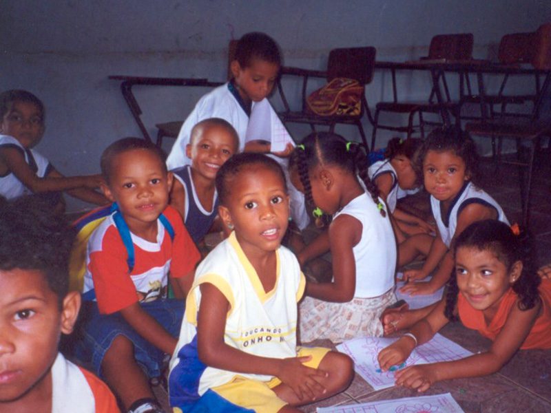 Bambini riuniti nel progetto Goias Velho