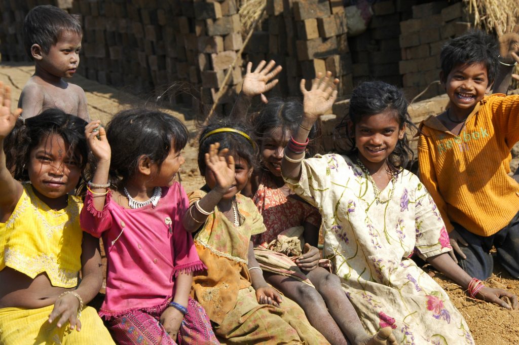 Immagine di bambine sorridenti che salutano
