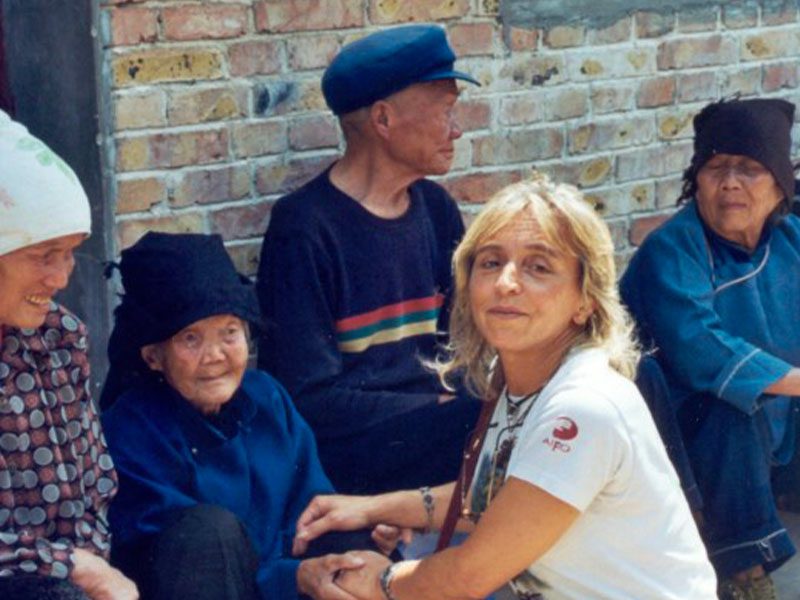 Volontaria che aiuta gli anziani nel progetto di Handa